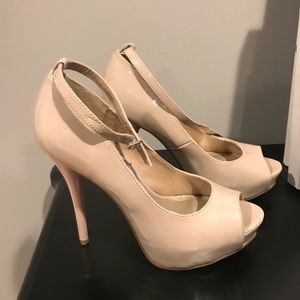 Nude pumps